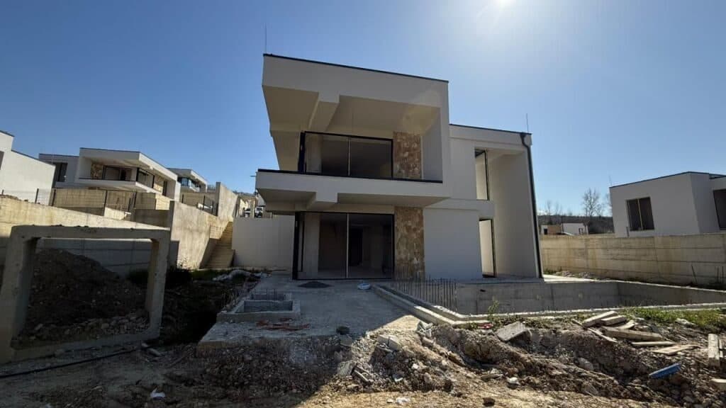 🏡 Vila për Shitje – Farkë, Golden Oak 4