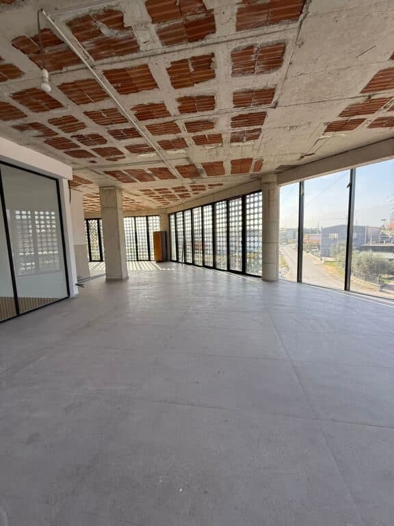 🏢 Ndërtesë Biznesi për Qira – Autostrada Tiranë–Durrës
