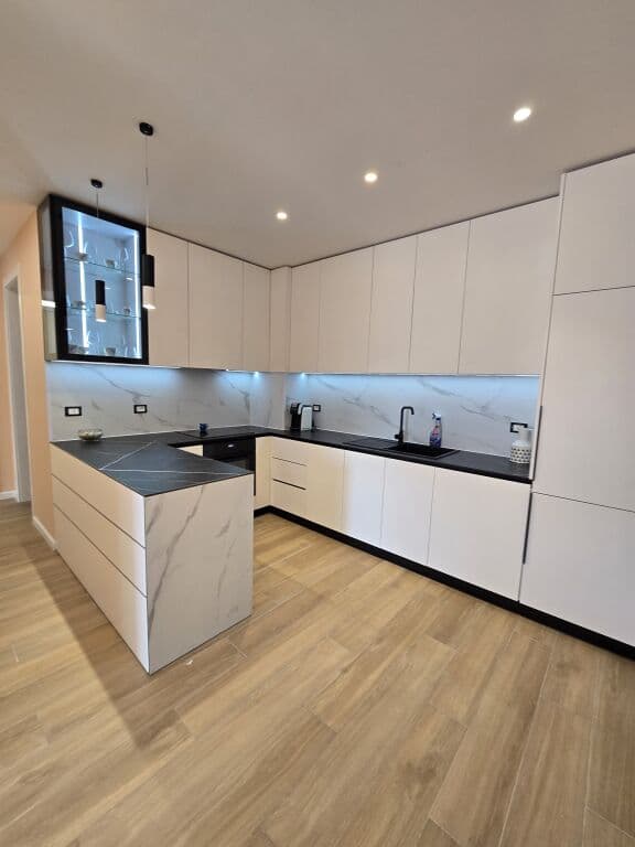 🏡 Apartament 2+1 për Qira 📍 Kompleksi Delijorgji – Ndërtesa të Reja