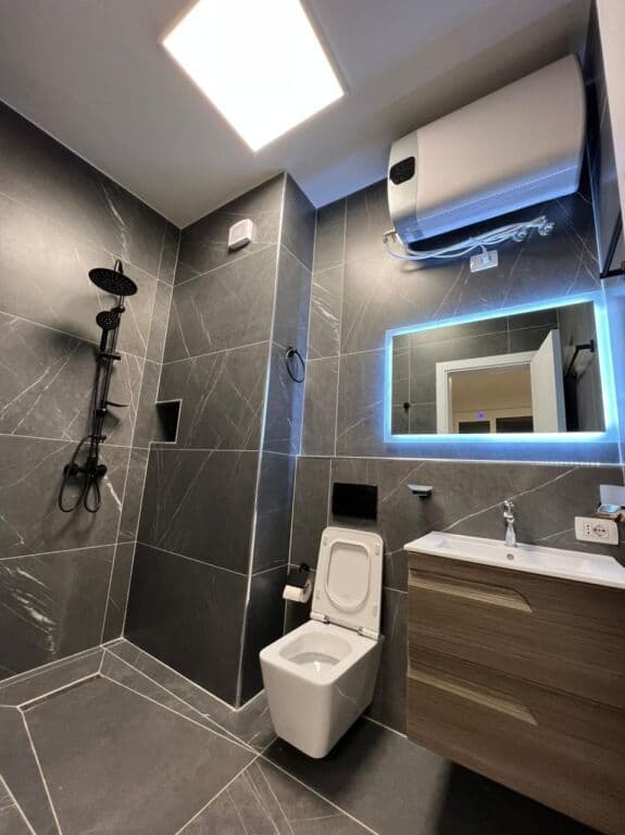 🏢 Hapësirë Zyre për Qira – Përballë Qendrës Toptani 4
