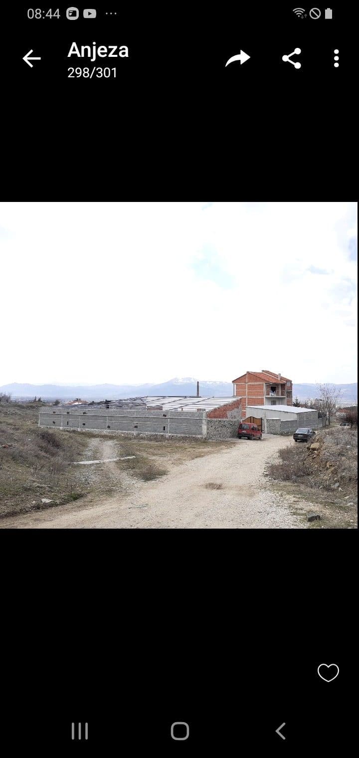 Shitet shtepi banimi me tre kate dhe nje fabrik birre te kat te pare