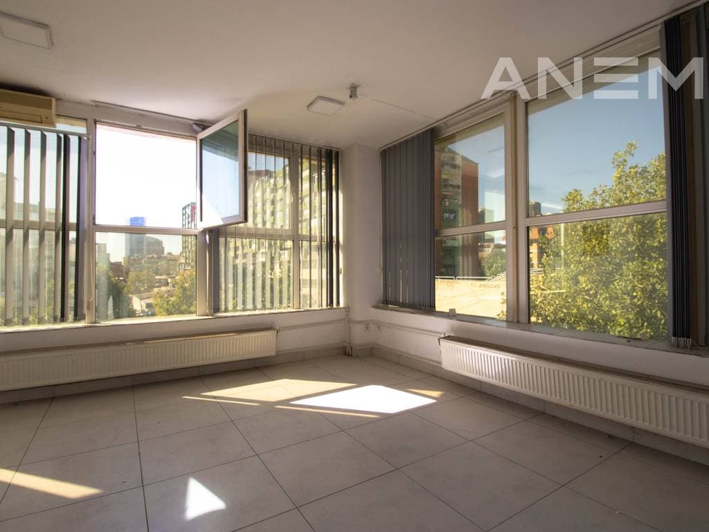 Zyre me qira me 3 hapësira pune në lagjen Dardania 3