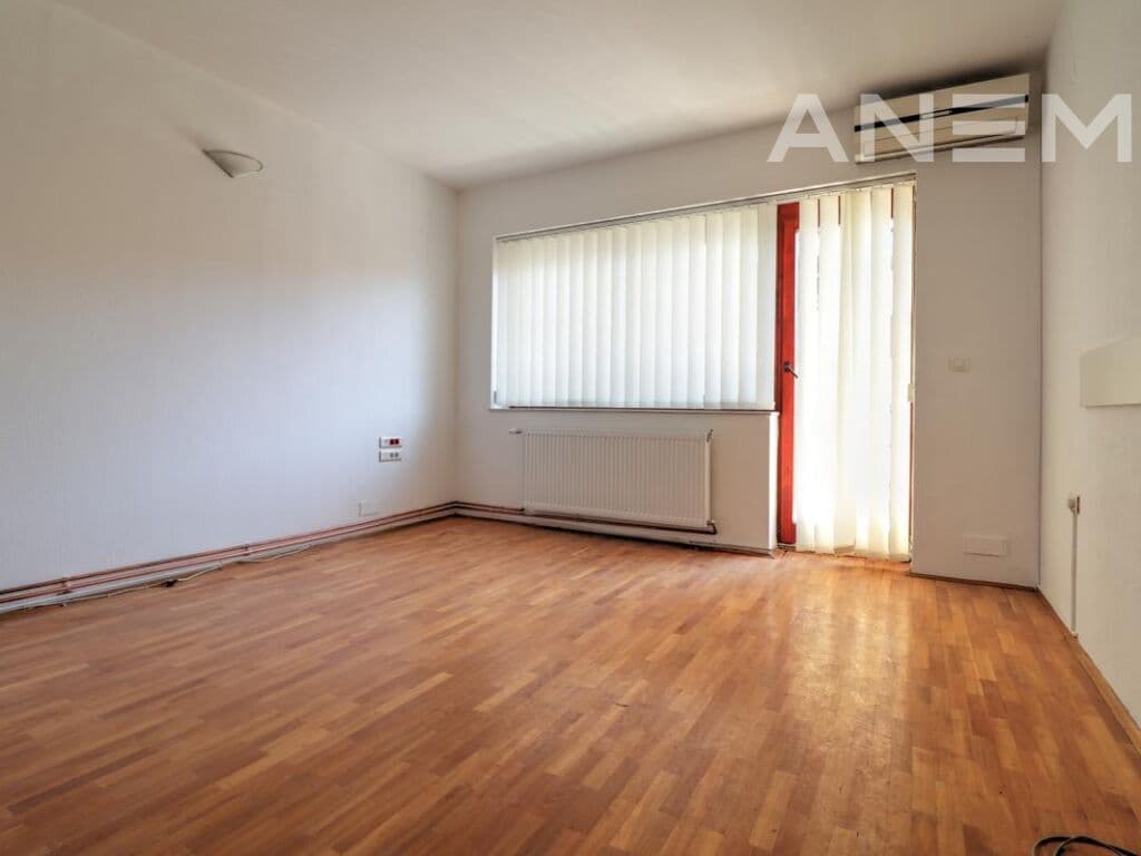 Zyre me qira me 3 hapësira pune në Qendër 4