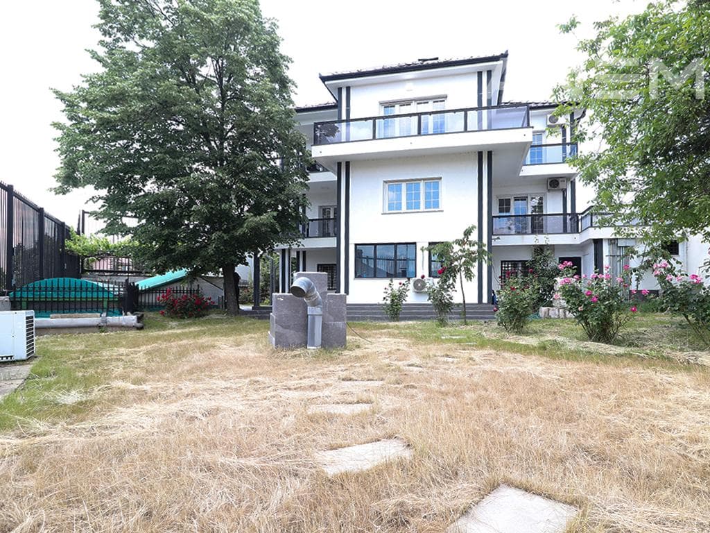 Zyre me qira 700m² në Arbëri