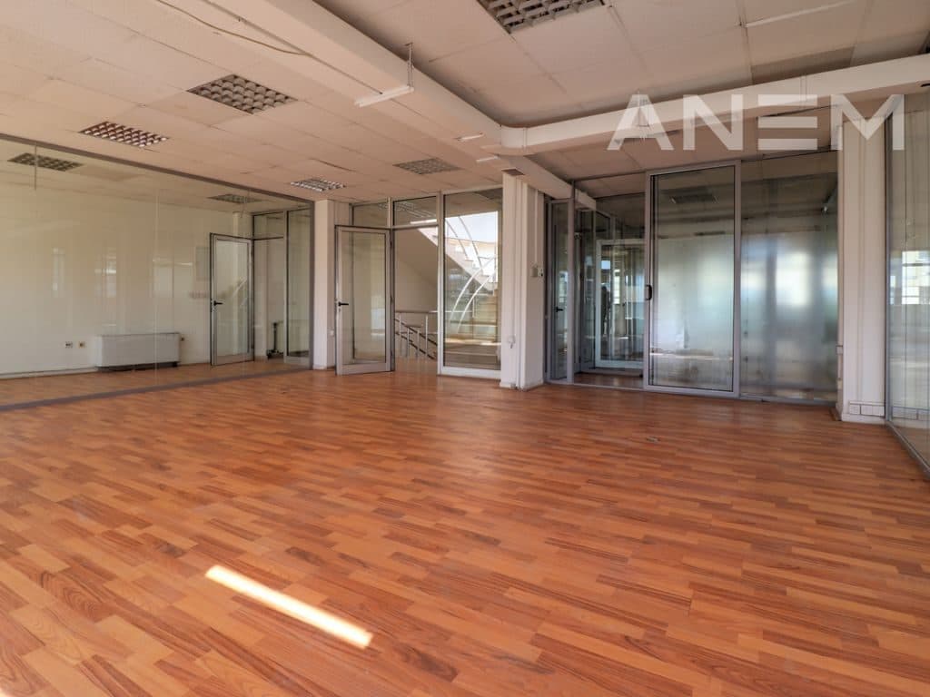 Zyre me qira 800m² në Qendër 3