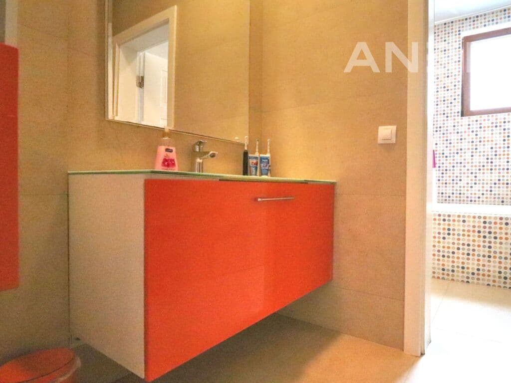 Shtëpi me qira 360m² në Marigona Residence