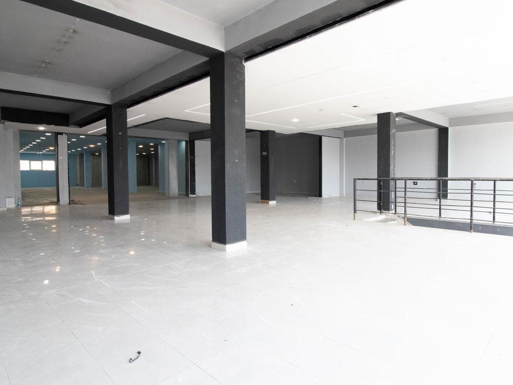 Lokal me qira 500m² në Fushë Kosovë 2