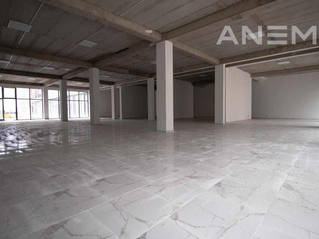 Lokal me qira 1050m² në Mahallën e Muhaxherëve 2