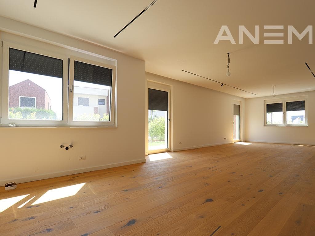 Shtëpi me qira 200m² + 100m² nënkulm në lagjen Qershia