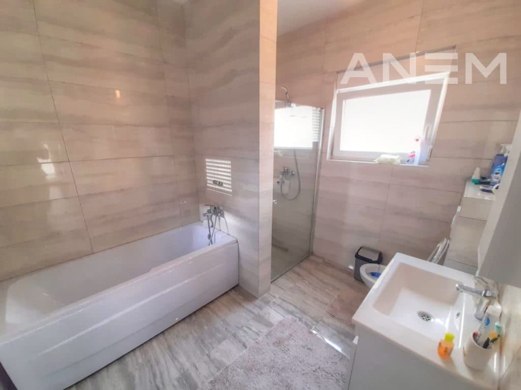 Shtëpi me qira 202m² në Lagjen Qershia