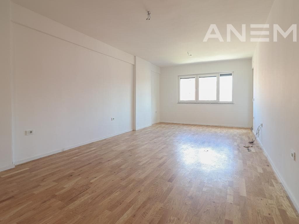 Zyrë me qira me 3 hapësira pune në Mat 1