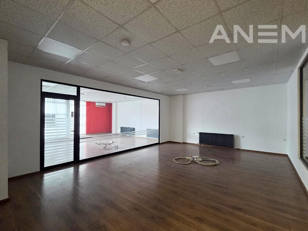 Zyre me qira 450m² dhe 30m² tarracë në Qendër 4