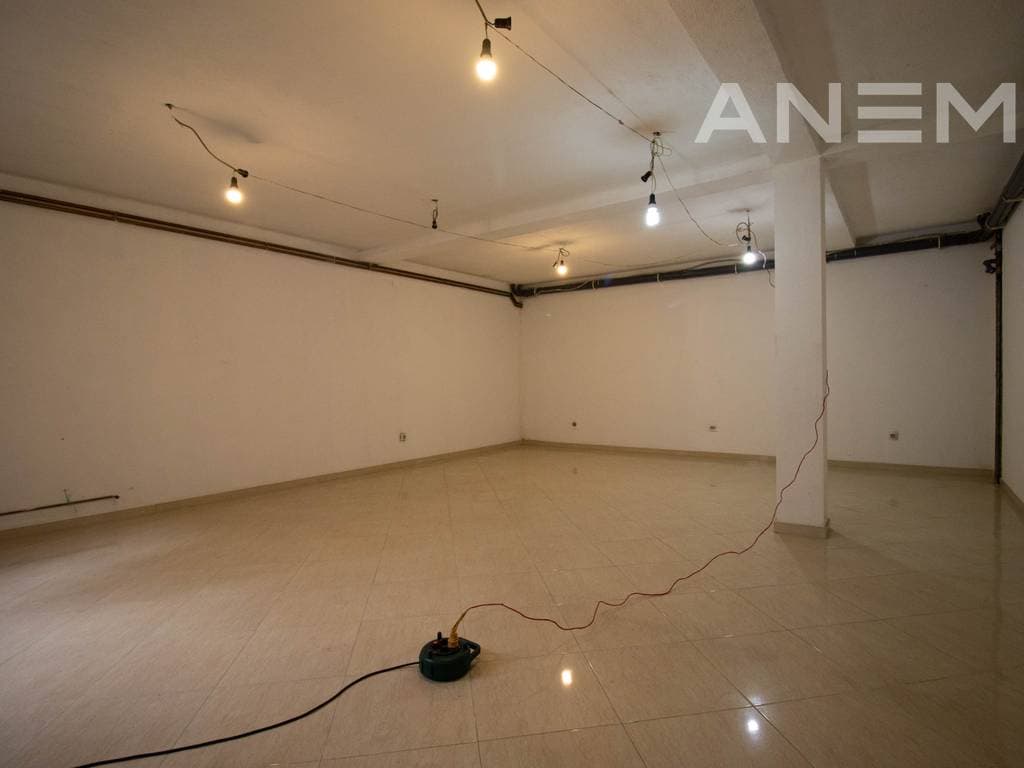 Lokal me qira me 3 hapësira pune në Vellushë 2