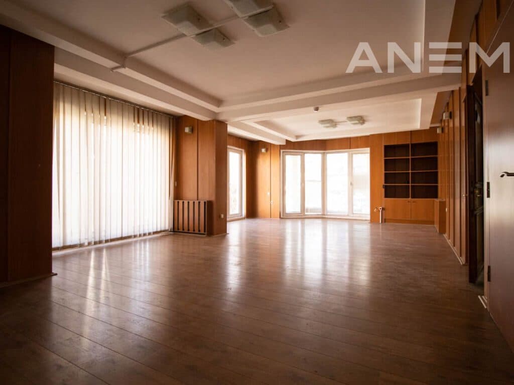 Zyre me qira 350m² në lagjen Pejton 2