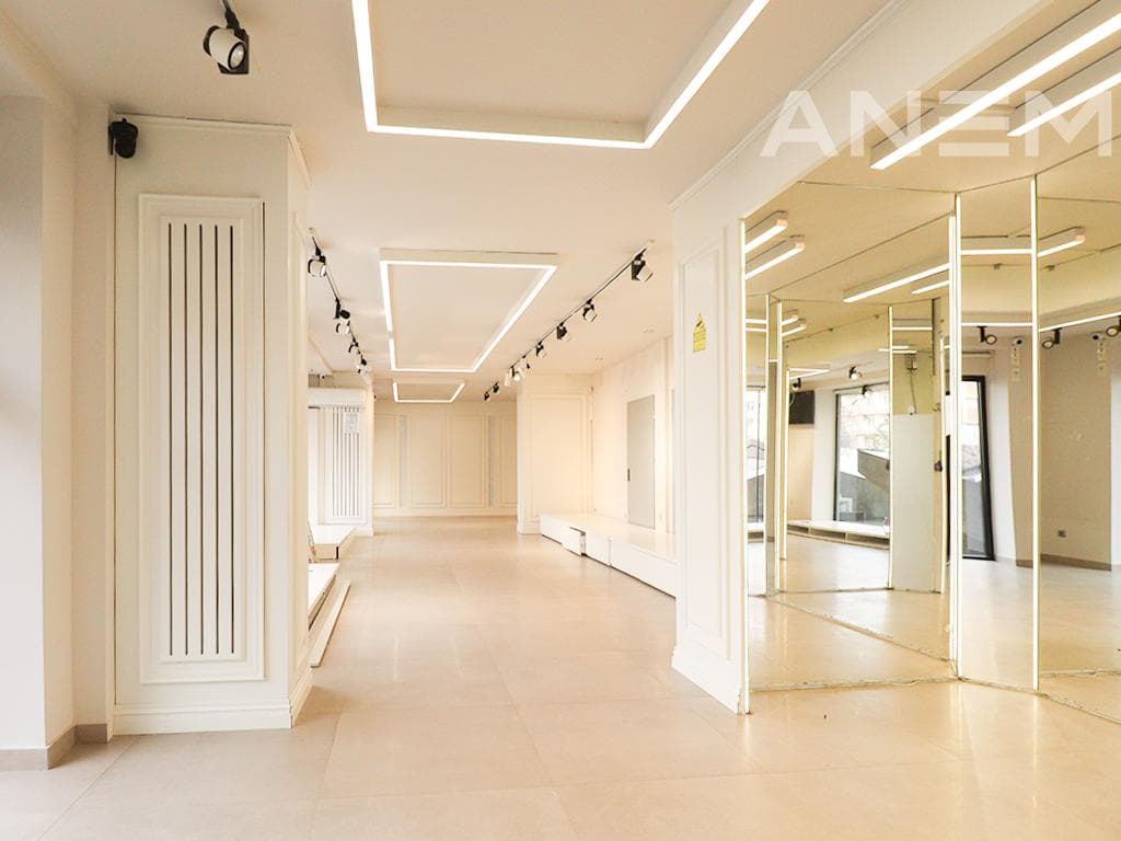 Lokal me qira 200m² në Qendër 2