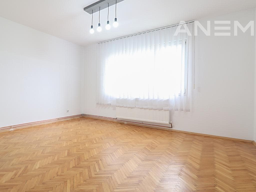 Zyre me qira me 4 hapësira pune në Qendër 2