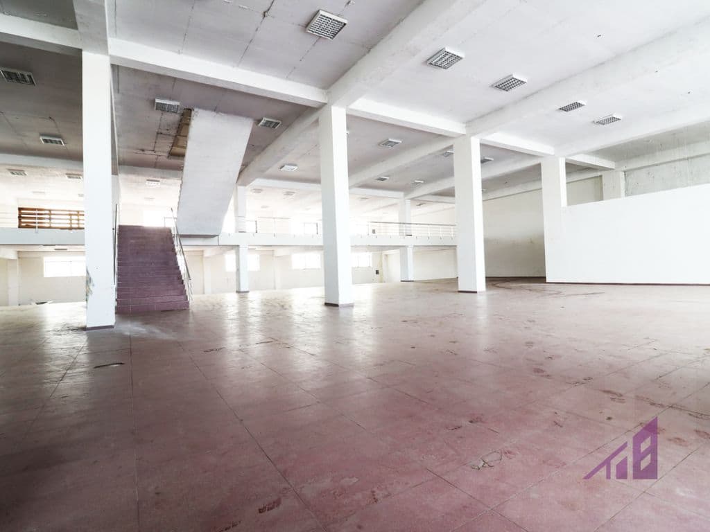 Objekt me qira 1400m2 në magjistralen Prishtinë-Mitrovicë