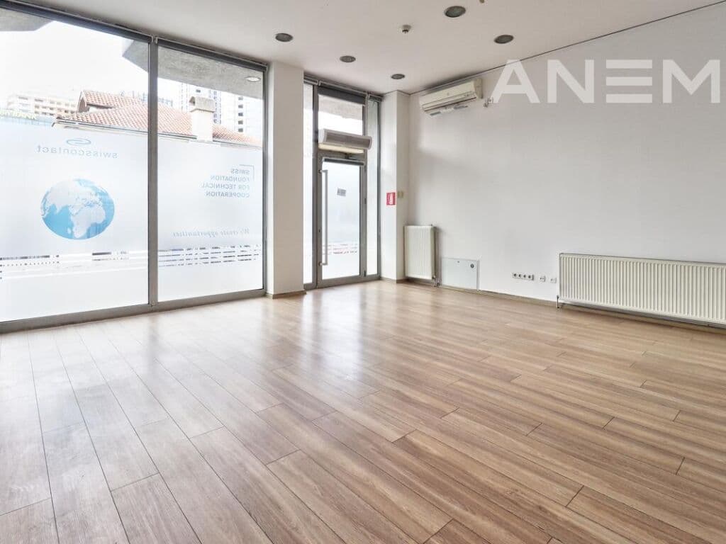 Zyre me qira 580m² në Qendër 2