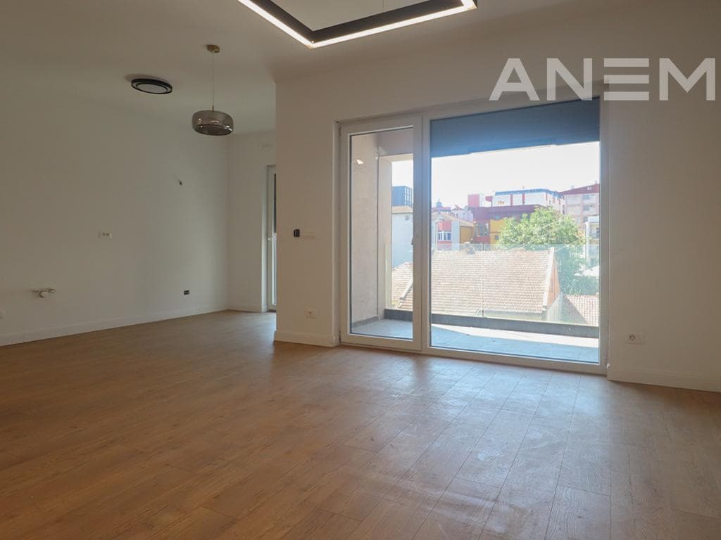 Zyre me qira me 3 hapësira pune në Aktash 3