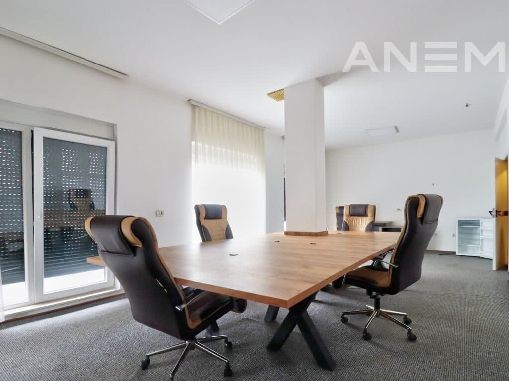 Zyre me qira 107m² + 145m² terrace në Veternik