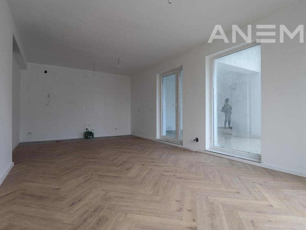 Zyrë me qira me 8 hapësira pune në Kalabri 2