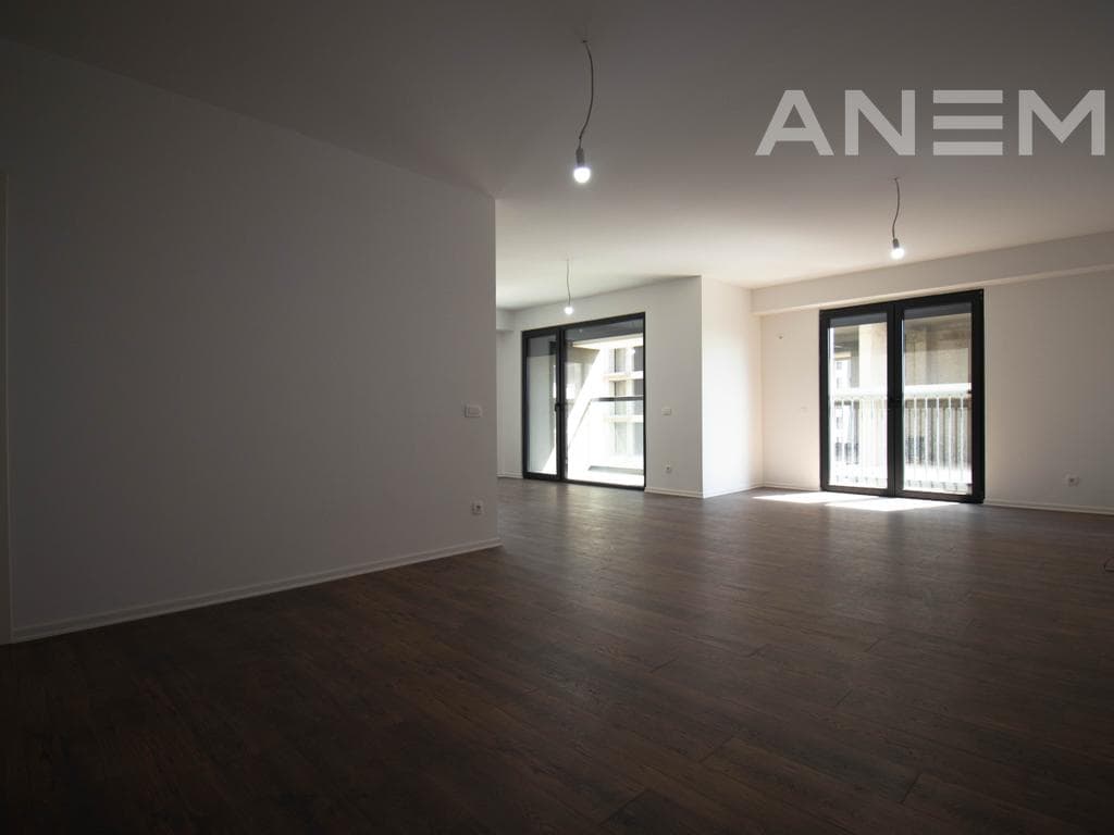 Zyre me qira me 3 hapësira pune në lagjen Pejton 2