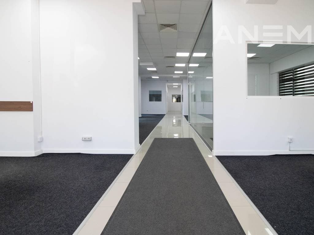 Lokal me qira 400m² në Qendër 3