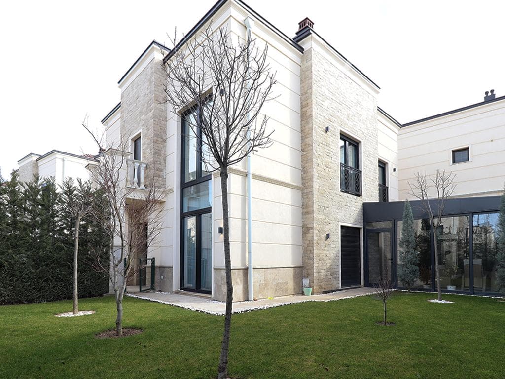 Shtëpi me qira me 3 dhoma gjumi në Royal Green Residence
