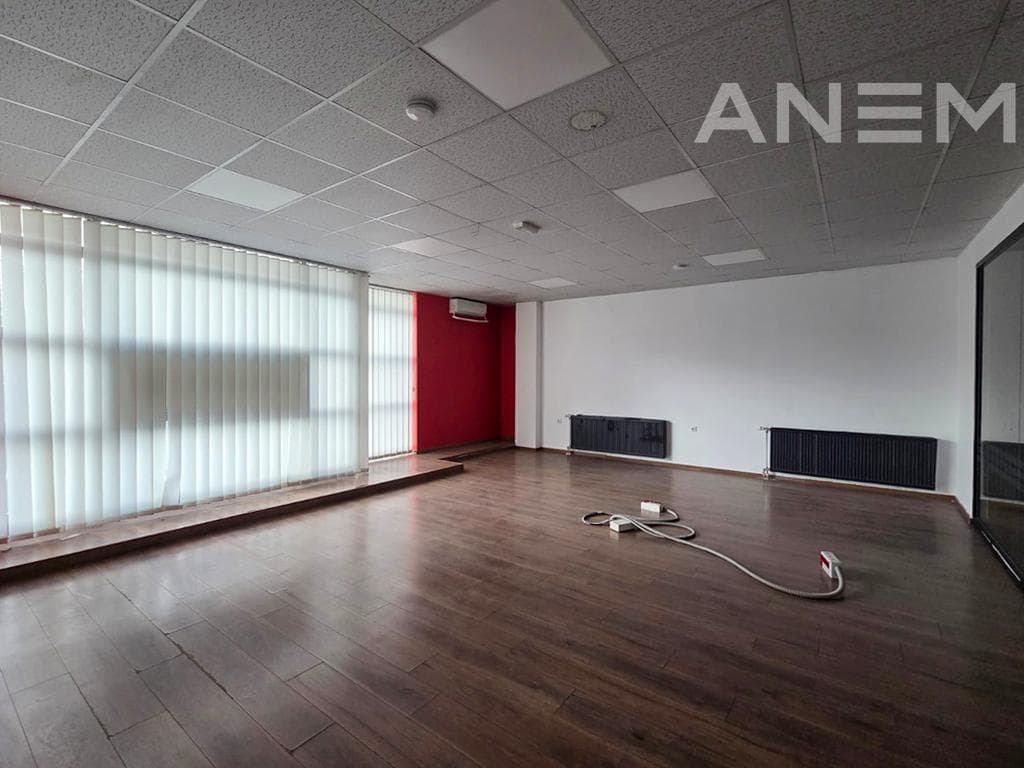 Zyre me qira 450m² dhe 30m² tarracë në Qendër