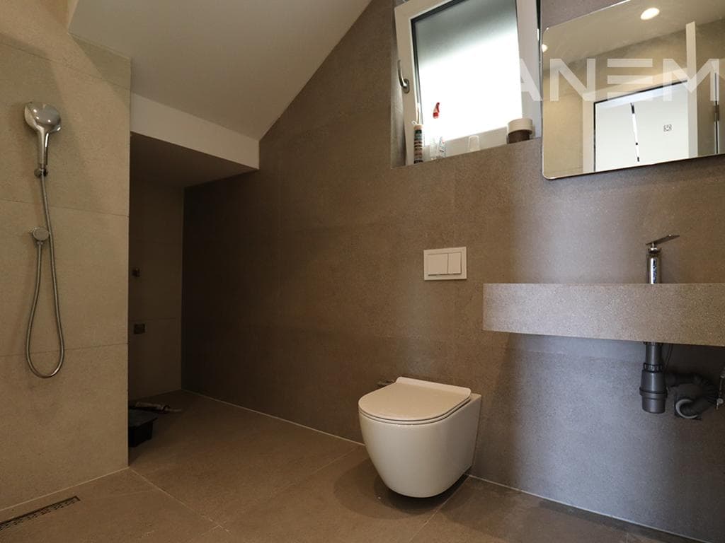 Shtëpi me qira 200m² + 100m² nënkulm në lagjen Qershia