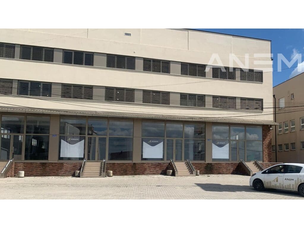 Objekt në shitje 3000m² në Veternik 3