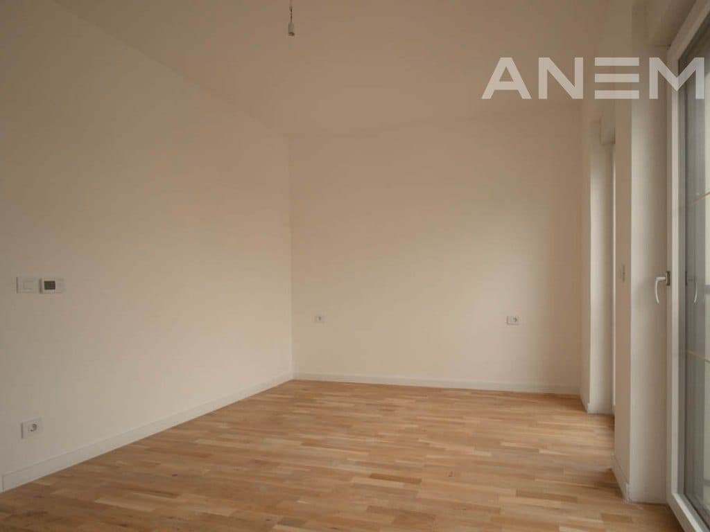 Shtëpi me qira me 3 dhoma gjumi në lagjen Royal Green Residence