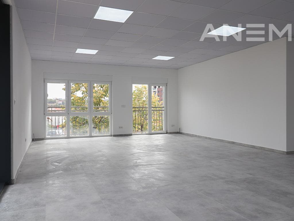 Lokal me qira me 1 hapësirë pune në Rrugën C