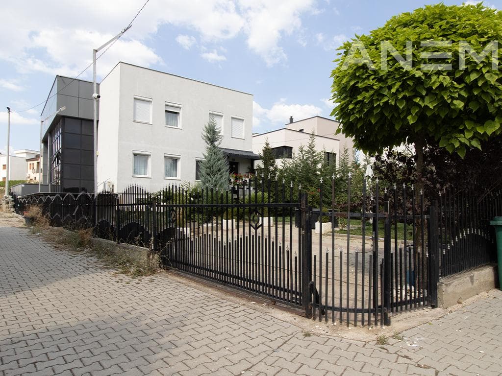 Shtëpi në shitje 420m² në Veternik