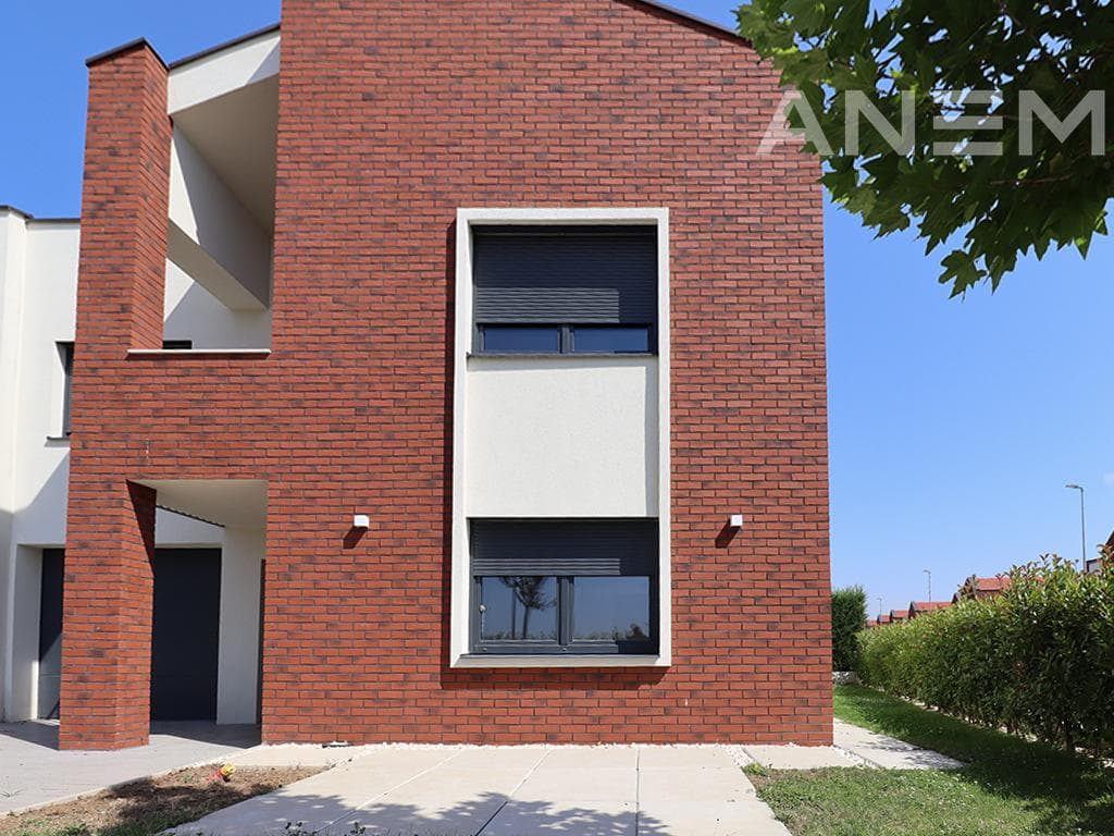 Shtëpi me qira 200m² + 100m² nënkulm në lagjen Qershia