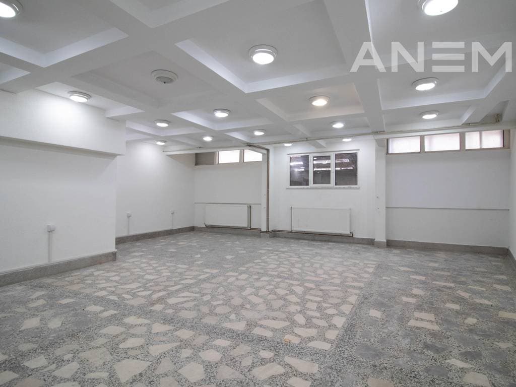 Zyre me qira 450m² në Qendër 3