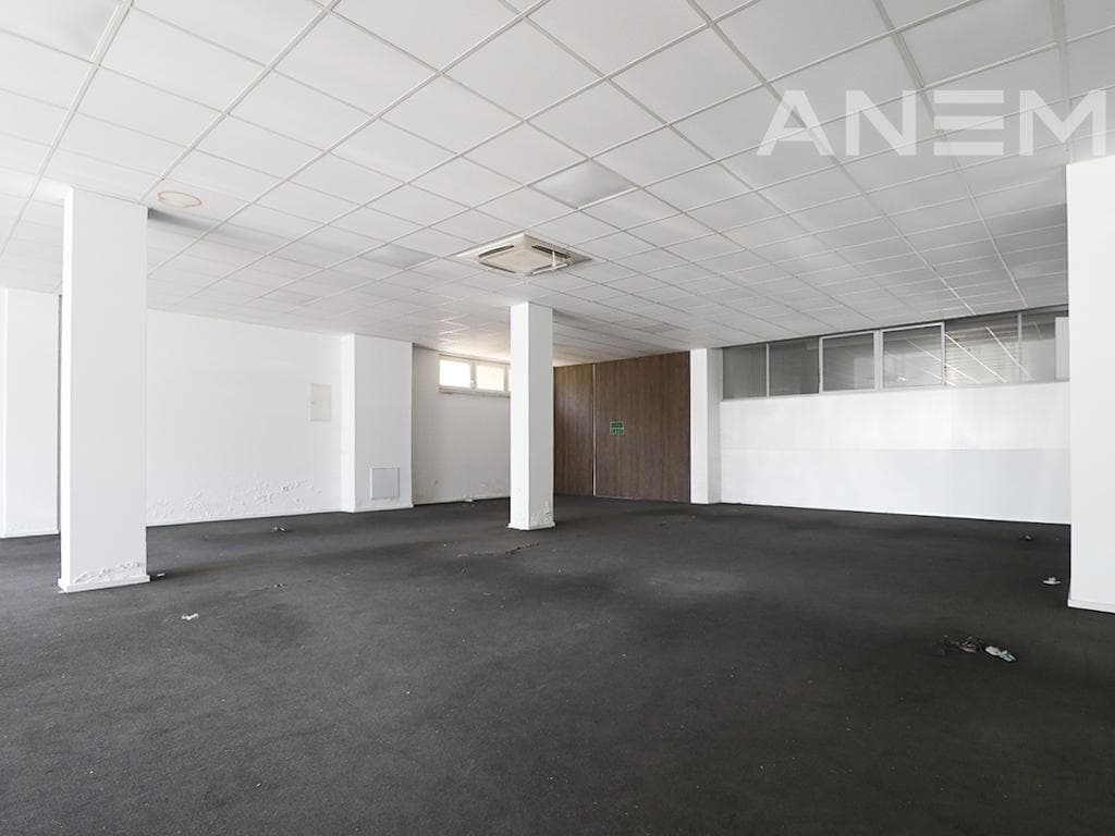 Zyre me qira 1000m² në Rrugën e Zagrebit