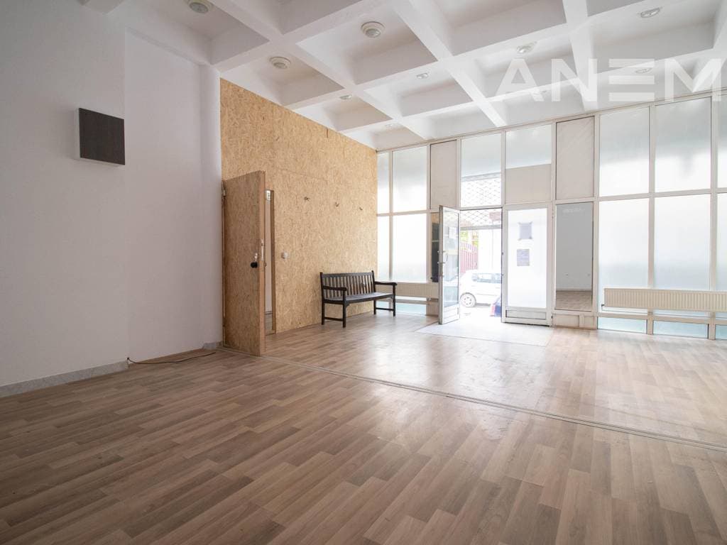 Zyre me qira 450m² në Qendër 2