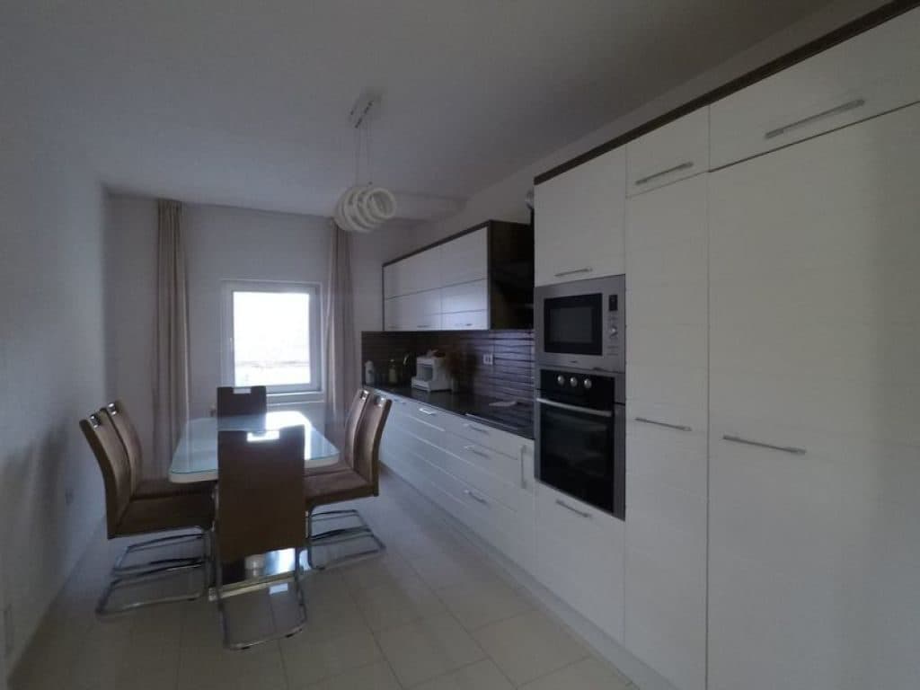 Shtëpi me qira 320m² në Tophane 2