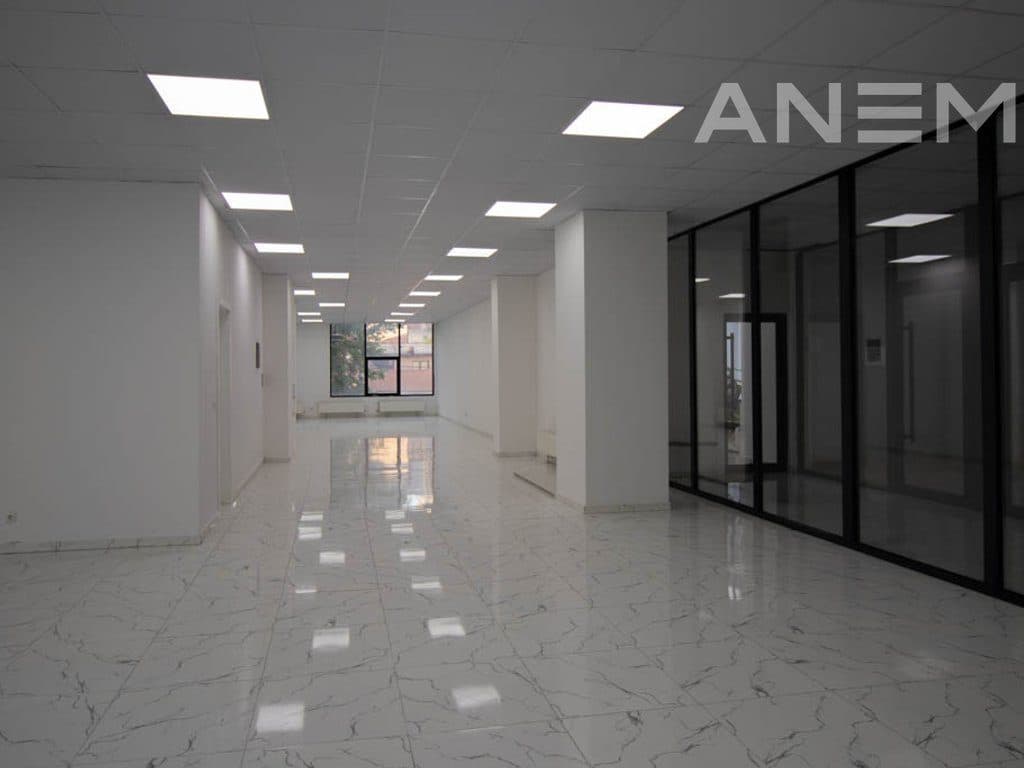 Lokal me qira 180m2 në Tophane 4