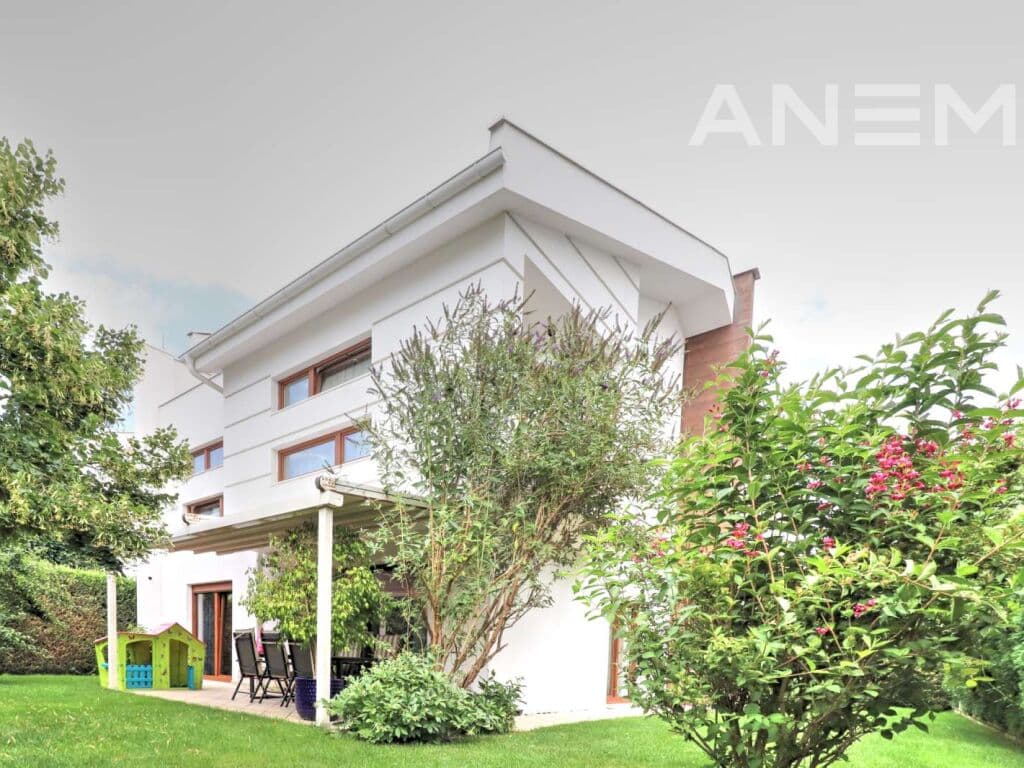 Shtëpi me qira 360m² në Marigona Residence