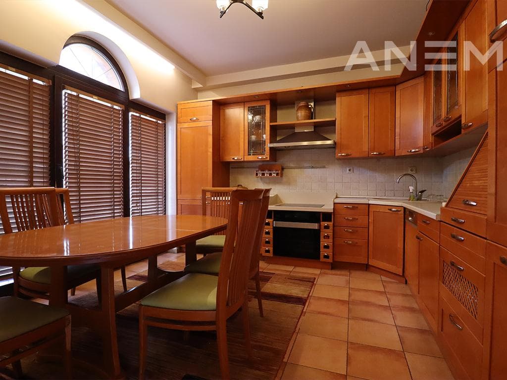 Shtëpi në shitje 440m² në Rr. Nazim Gafurri 2