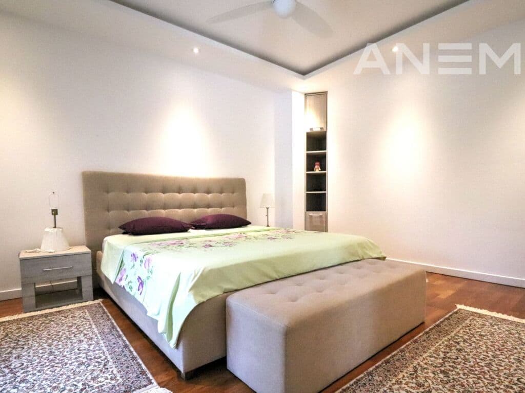 Shtëpi me qira 360m² në Marigona Residence