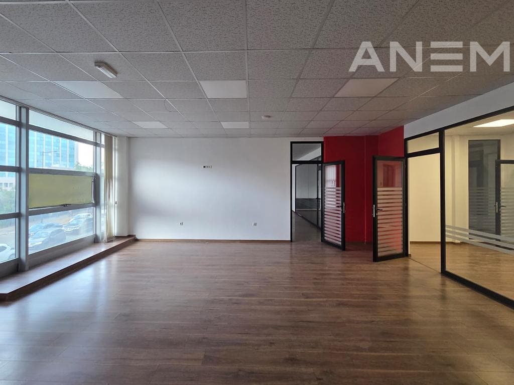 Zyre me qira 450m² dhe 30m² tarracë në Qendër 3