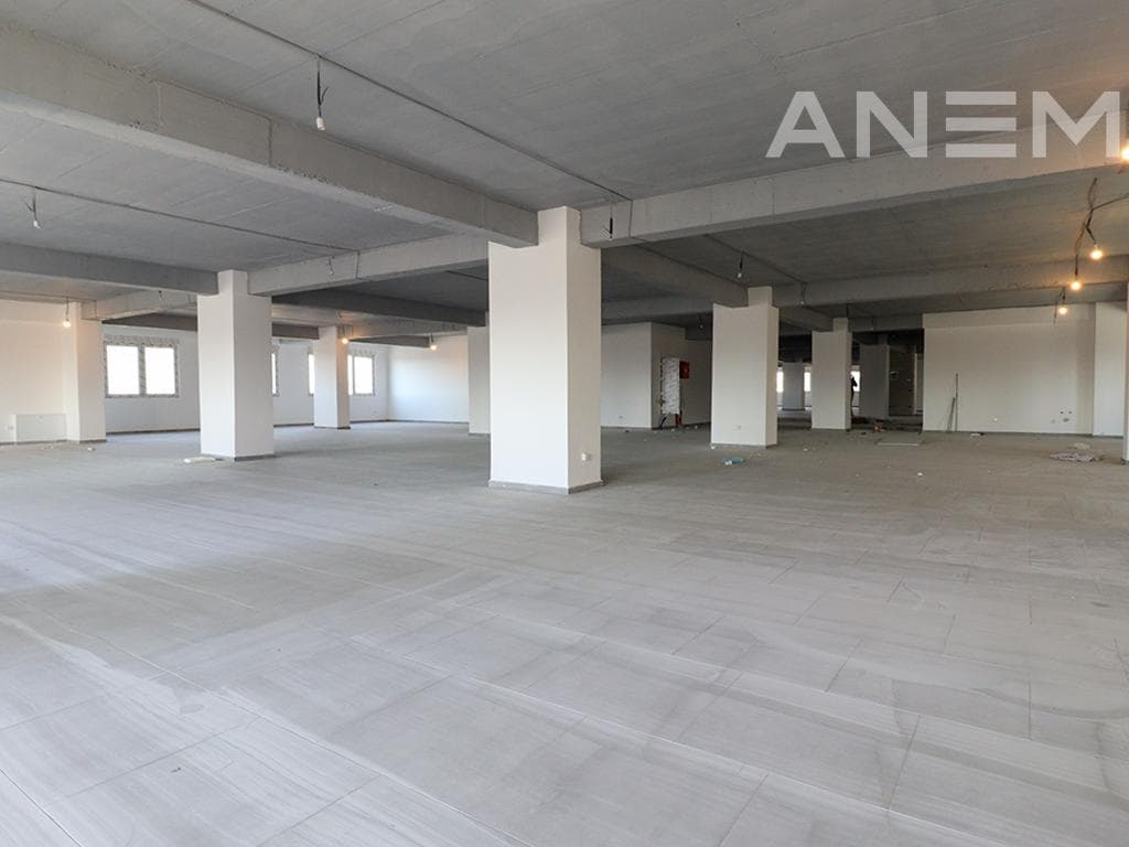 Zyre me qira 1116m² në lagjen Lakrishtë 3