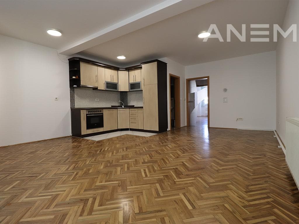 Zyre me qira 350m² në lagjën Dardania 3