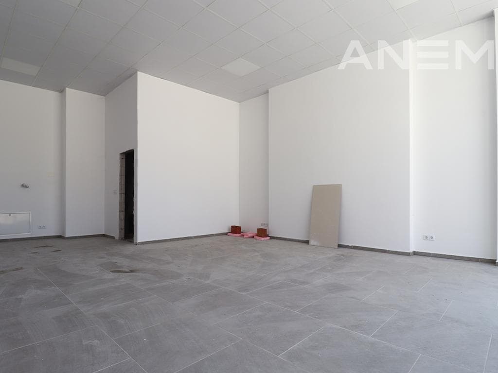 Lokal me qira me 1 hapësirë pune në Rrugën A 4