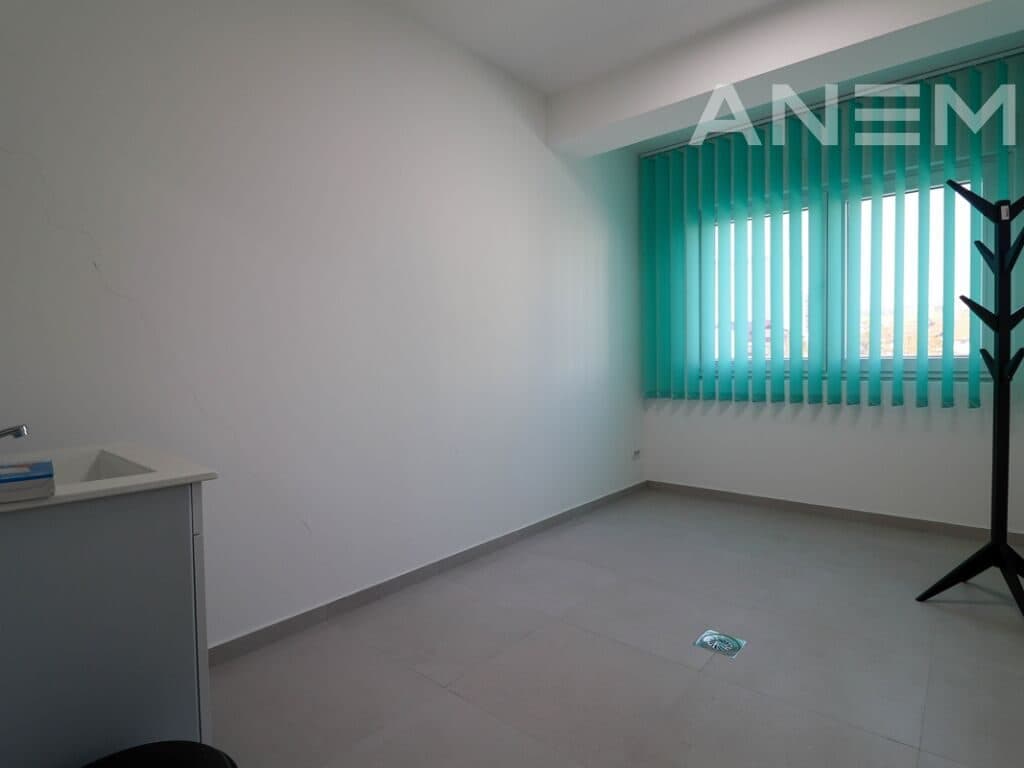 Lokal/ Ordinancë me qira 240m² në Tophane 4