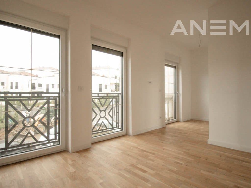Shtëpi me qira me 3 dhoma gjumi në lagjen Royal Green Residence