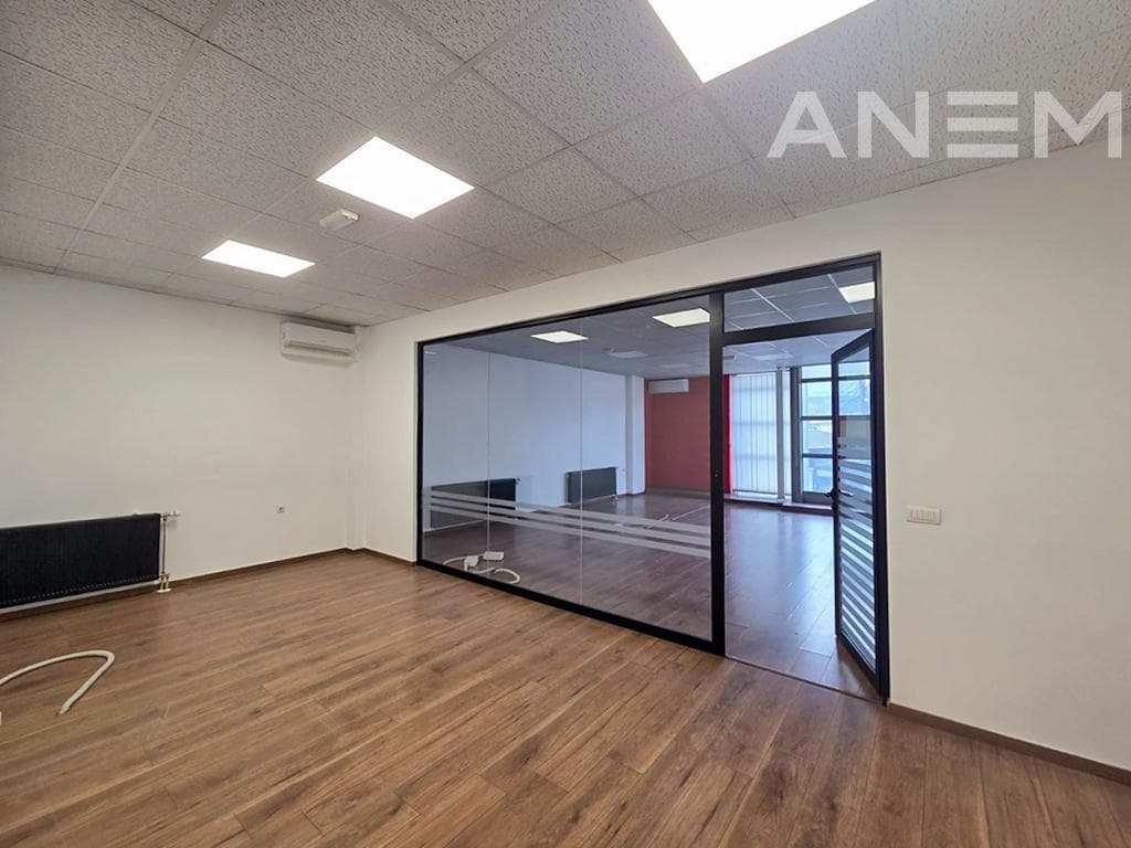 Zyre me qira 450m² dhe 30m² tarracë në Qendër 2